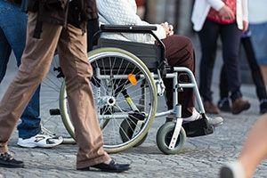 Mujer discapacitada que necesita prestaciones por discapacidad